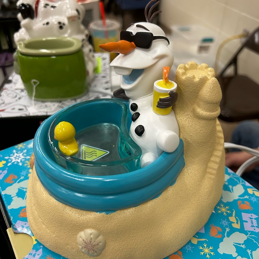 Scentsy Olaf Warmer with Blue and Tan Accents- Brand New